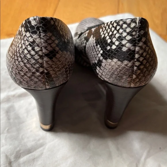 Tory Burch Astoria Leather Snakeskin Print Wedges Sz 8 - Picture 7 of 15